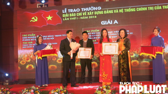 Phó Bí thư Thường trực Thành ủy Ngô Thị Thanh Hằng trao giải A Giải báo chí về xây dựng đảng và hệ thống chính trị của TP Hà Nội cho các tác giả