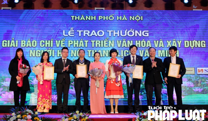 Tác giả Cẩm Tú (người thứ tư từ phải sang) đạt giải B Giải báo chí về phát triển văn hóa và xây dựng người Hà Nội thanh lịch văn minh