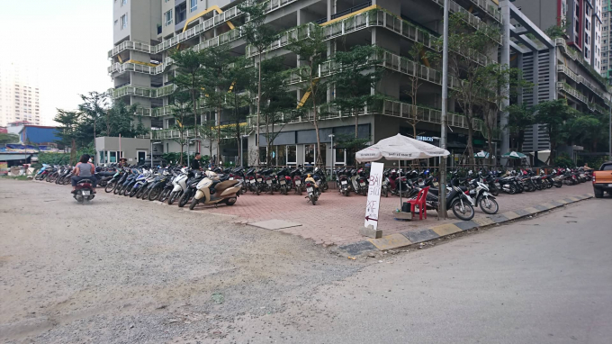 Hàng trăm xe máy đỗ trên vỉa hè gây mất mỹ quan, ảnh hưởng đến người đi lại