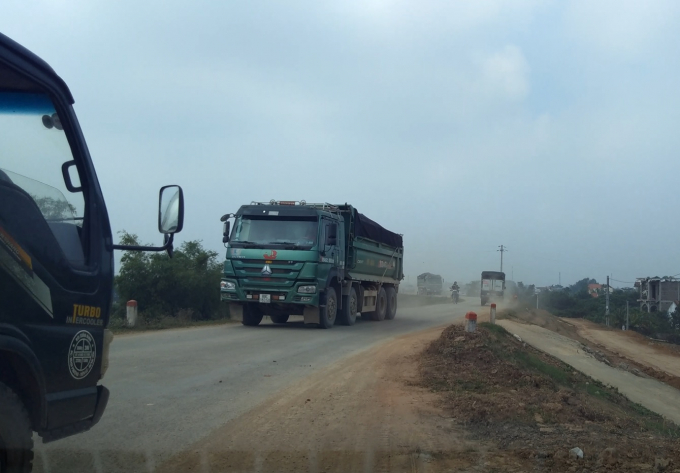 Xe tải chở đất chạy ầm ầm trên tuyến đê Thụy Lôi, qua nhiều xã thuộc huyện Tiên Lữ, tỉnh Hưng Yên.