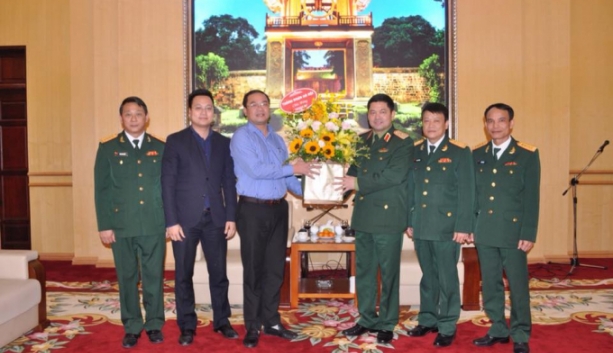 lanh dao thanh doan ha noi chuc mung cac don vi quan doi