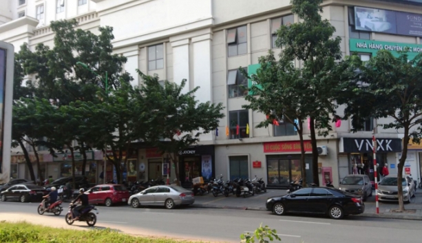 ha noi o to hang quan day nguoi di bo xuong long duong