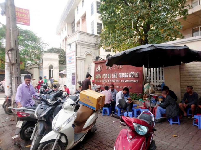 ha noi o to hang quan day nguoi di bo xuong long duong