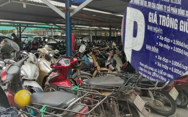 Bãi xe chợ Đồng Xuân "đội" giá vé, tiền vào túi ai?