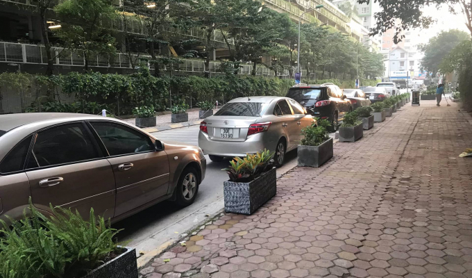 Hà Nội: Cư dân Mulberry Lane đòi được vỉa hè nhưng mất lòng đường