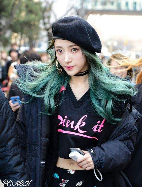 beret hat item khong the thieu trong cac tu do cua cac nu idol kpop