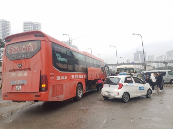 ha noi ngay dau cua dot nghi le xuat hien tinh trang xe du ben coc tung hoanh noi do