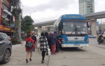 ha noi ngay dau cua dot nghi le xuat hien tinh trang xe du ben coc tung hoanh noi do