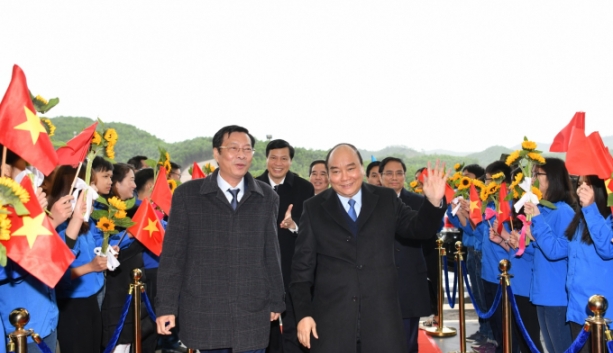 chum anh thu tuong di chuyen bay dau tien xuong van don