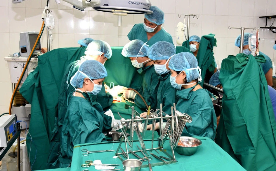Bé gái người Lào được các bác sĩ Việt Nam phẫu thuật tim thành công (Ảnh: Hoàng Yến)