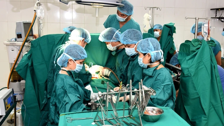 Bé gái người Lào được các bác sĩ Việt Nam phẫu thuật tim thành công