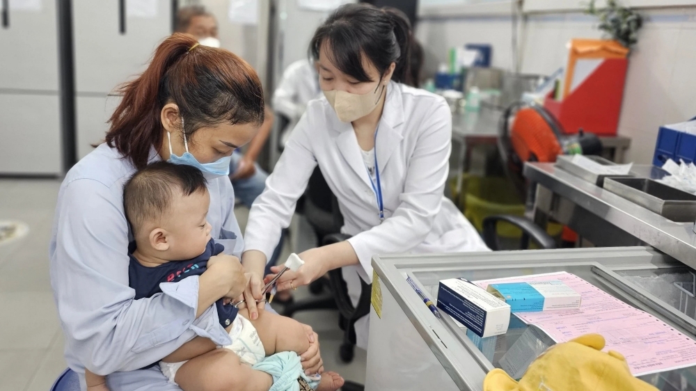 Sẽ bổ sung thêm 2,8 triệu liều vaccine 5 trong 1 để tiêm chủng cho trẻ