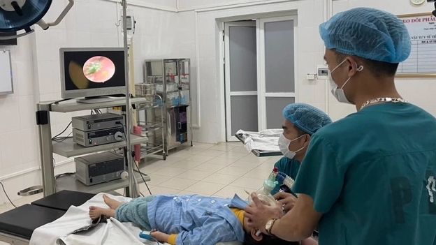 Gắp bút sáp màu trong tai bệnh nhi 46 tháng tuổi