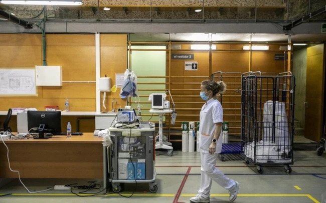 Tây Ban Nha tái áp đặt quy định đeo khẩu trang tại bệnh viện (Ảnh: Spain in English)