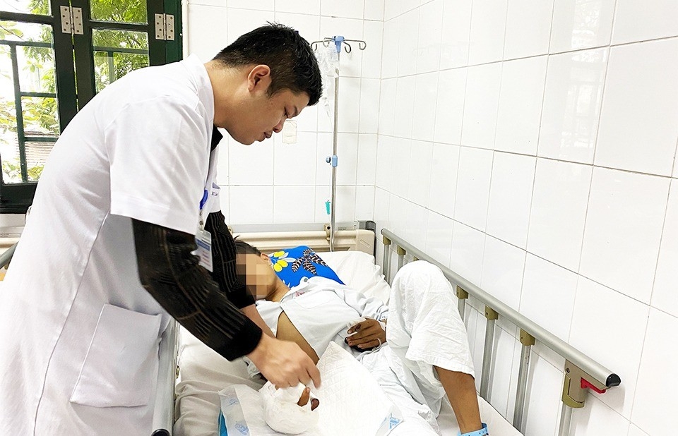Bác sĩ Bệnh viện Hữu nghị Việt Đức chăm sóc bệnh nhi nhập viện do pháo nổ