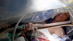 Mỹ: Bệnh nhân chơi guitar trong lúc phẫu thuật não