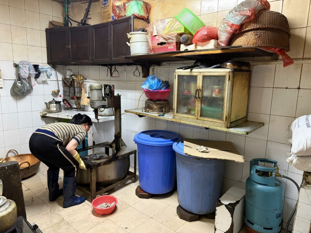 Không gian bếp của bánh cốm Nguyên Ninh vi phạm các lỗi ATTP Không gian bếp của bánh cốm Nguyên Ninh vi phạm các lỗi ATTP