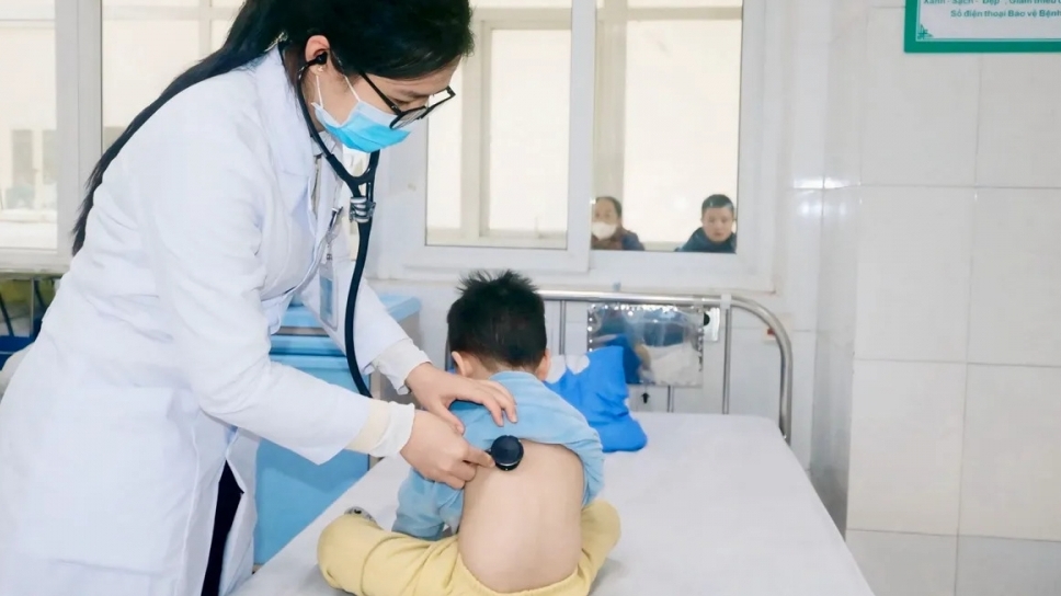 Cấp cứu kịp thời 2 bệnh nhi ăn nhầm mỳ tôm tẩm thuốc diệt chuột