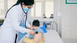 Cấp cứu kịp thời 2 bệnh nhi ăn nhầm mỳ tôm tẩm thuốc diệt chuột