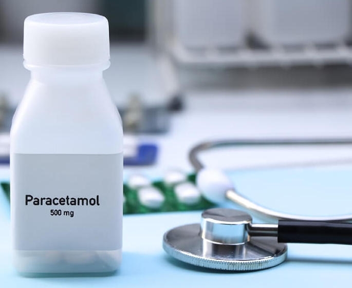 Ngộ độc paracetamol có thể dẫn đến các biến chứng nguy hiểm như suy gan, hoại tử gan vùng 3. Người bệnh cũng phải đối mặt với nguy cơ suy thận, rối loạn chức năng đông máu, các bệnh lý não, suy đa tạng,…