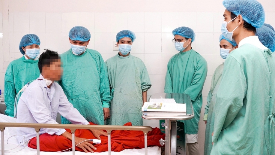 Thực hiện thành công cắt đa nang thận và ghép thận đồng thời