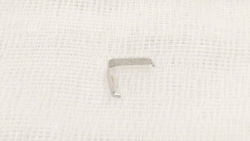 Bé 12 tháng tuổi bị hóc ghim tất vào họng