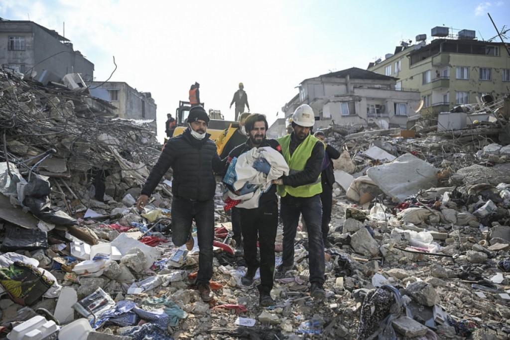 Ấm áp tình người trong thảm họa động đất ở Thổ Nhĩ Kỳ và Syria
