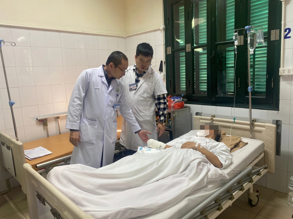 Một ca cấp cứu do pháo nổ dịp Tết Giáp Thìn đang điều trị tại Bệnh viện Việt Đứ