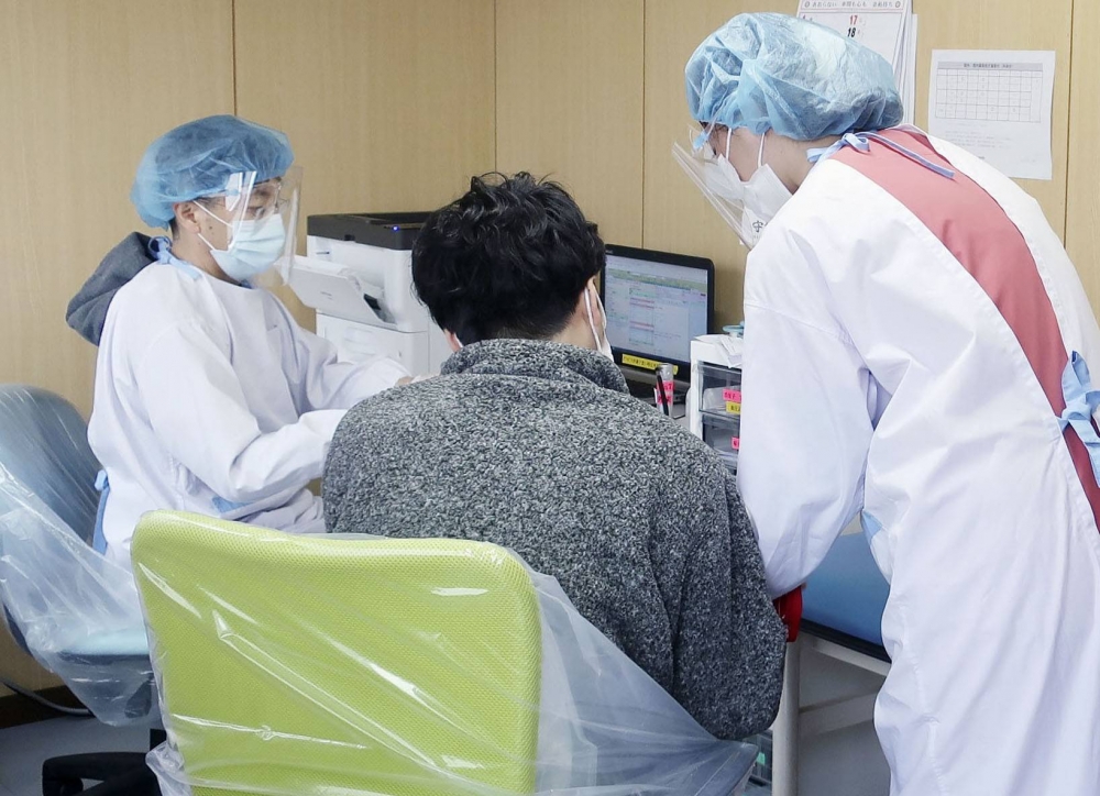Một bệnh nhân COVID-19 điều trị tại bệnh viện ở Moriya, tỉnh Ibaraki, Nhật Bản tháng 12/2020 (Ảnh: KYODO)