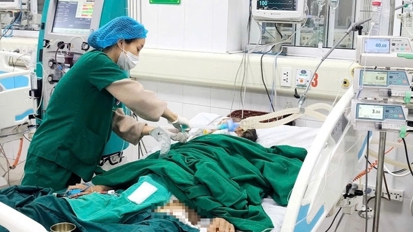 Uống rượu liên tục 10 ngày Tết, người đàn ông hôn mê