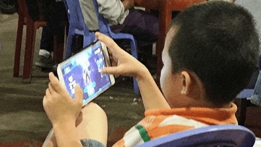 Trẻ chậm phát triển ngôn ngữ do tiếp xúc sớm với thiết bị điện tử