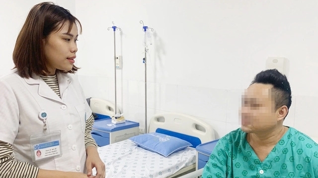 Bị trụ bê tông đổ vào người, người đàn ông bị chấn thương bụng kín