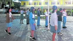 Indonesia: Học sinh đến trường từ 5h30 sáng để tăng tính kỷ luật