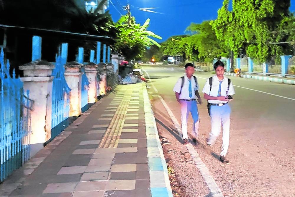 Indonesia: Học sinh đến trường từ 5h30 sáng để tăng tính kỷ luật