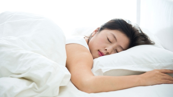 Nằm sấp hoặc ngủ nghiêng sẽ tạo áp lực lên mặt bạn trong một thời gian dài và áp lực lặp đi lặp lại này đối với collagen trên mặt bạn cuối cùng dẫn đến sự phân hủy của chúng và các nếp nhăn bắt đầu xuất hiện trên mặt và cổ