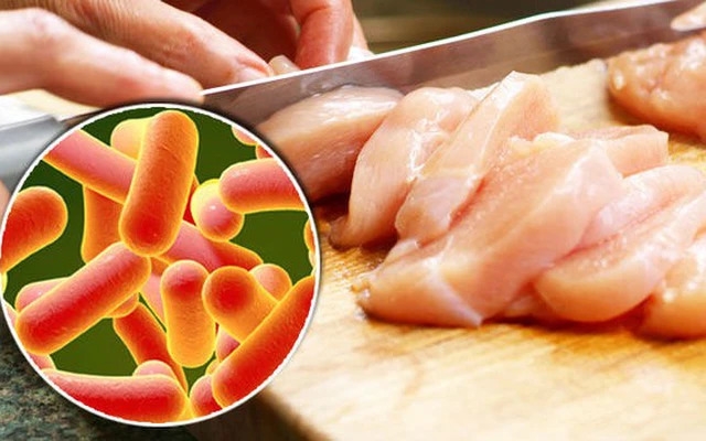 Salmonella phổ biến hơn trong thực phẩm từ động vật, như trứng, thịt bò và gia cầm