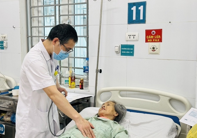 Nhiều bệnh nhân cao tuổi nhập viện trong thời tiết nồm ẩm (Bệnh viện đa khoa Hà Đông)