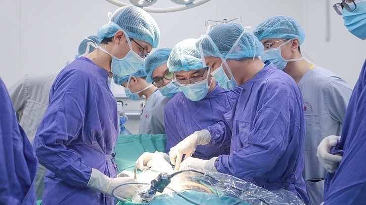 Cô gái trẻ đau bụng dữ dội vì áp lực học hành