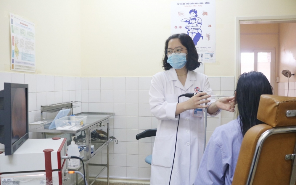 Bác sĩ thăm khám cho bệnh nhân (Ảnh: BVCC)