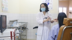 Sau khi ngủ dậy cô gái trẻ bỗng bị điếc đột ngột