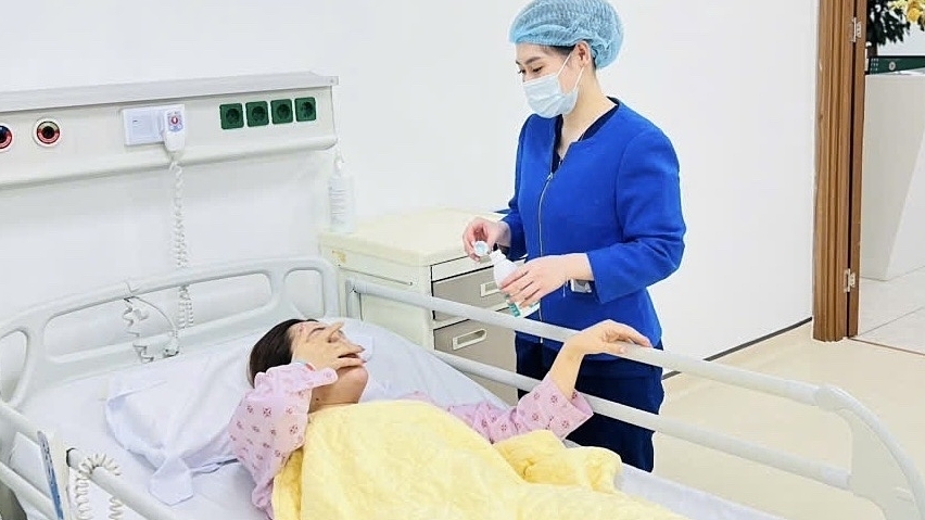 Trượt chân khi chụp ảnh, cô gái bị đa chấn thương