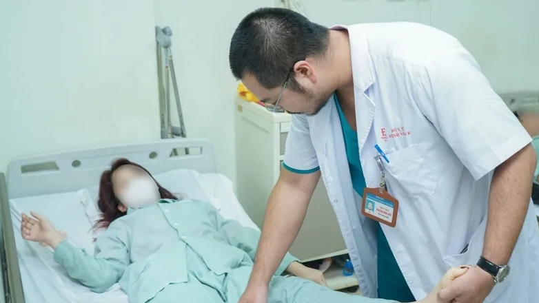 Cô gái trẻ mắc bệnh “xương hóa đá”