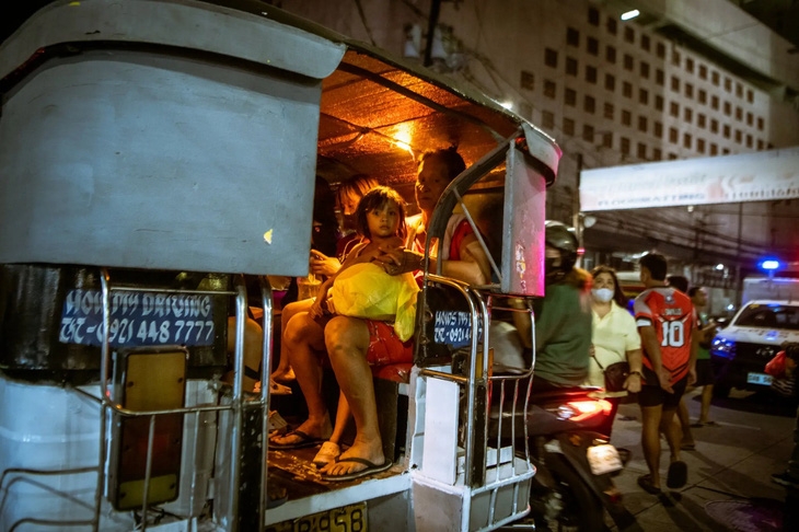 Những hành khách bên trong chiếc xe jeepney (Ảnh: The New York Times)