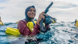 Maldives có 99% là biển, vậy tại sao rất ít thanh thiếu niên biết bơi?