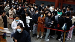 Thanh niên Trung Quốc đi chùa cầu may để tìm công việc như ý