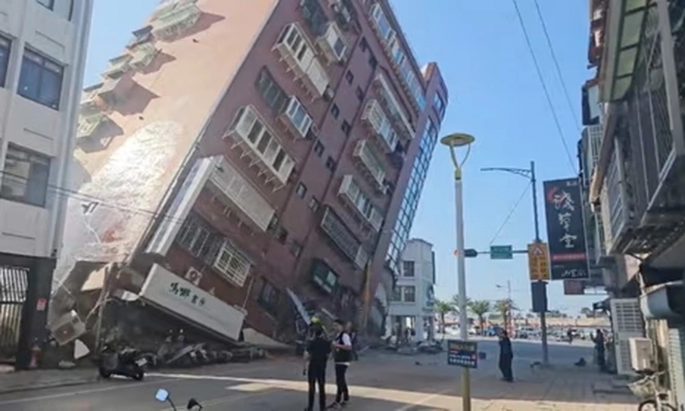 Một tòa nhà bị nghiêng sau trận động đất (Ảnh: AP) 