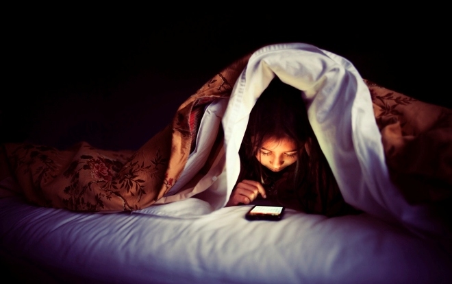 Sử dụng điện thoại trước khi đi ngủ là thói quen của không ít người. Tuy nhiên sử dụng quá thươngg xuyên sẽ khiến con người gặp nhiều vấn đề về sức khở