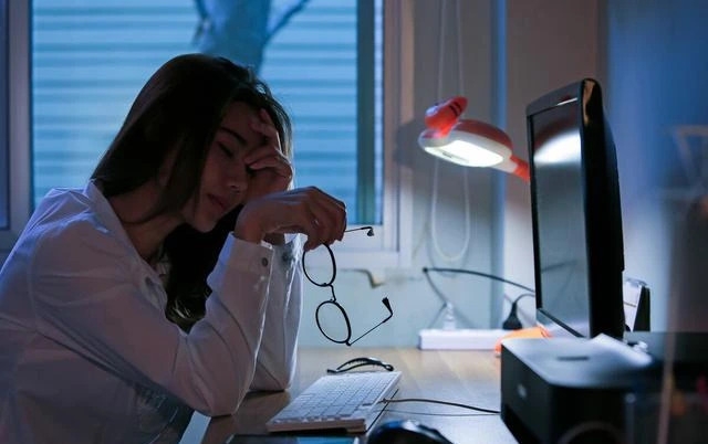  thức khuya thường xuyên và tiếp xúc với các nguồn ánh sáng nhân tạo vào ban đêm trong thời gian dài có thể làm tăng nguy cơ đột quỵ lên tới 43%.