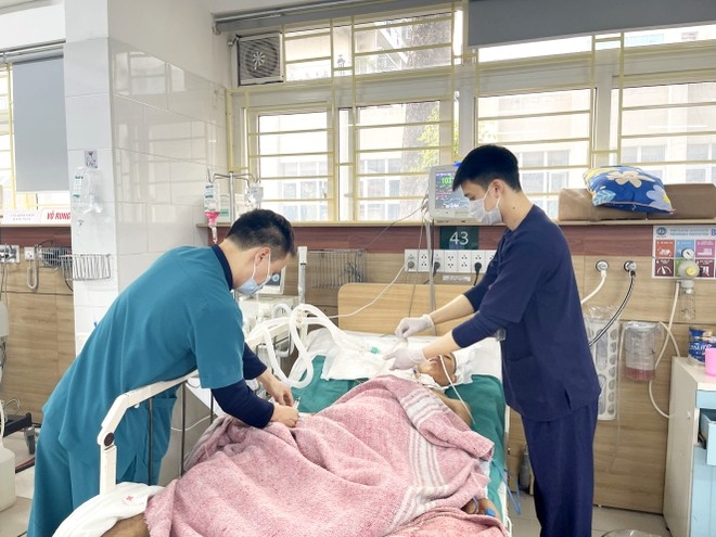 Bệnh nhân ngộ độc rượu đang điều trị tại Trung tâm Chống độc - BV Bạch Mai