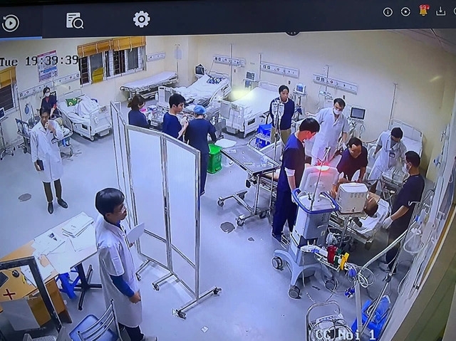 Các bác sĩ nỗ lực cấp cứu bệnh nhân